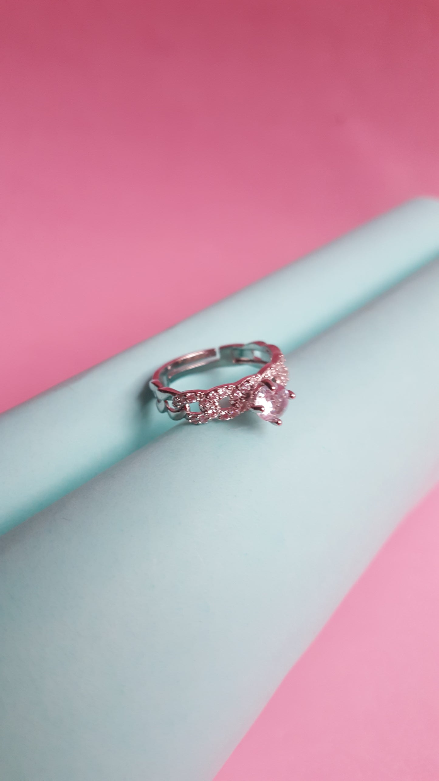 Elegant Chain-Link Crystal Ring