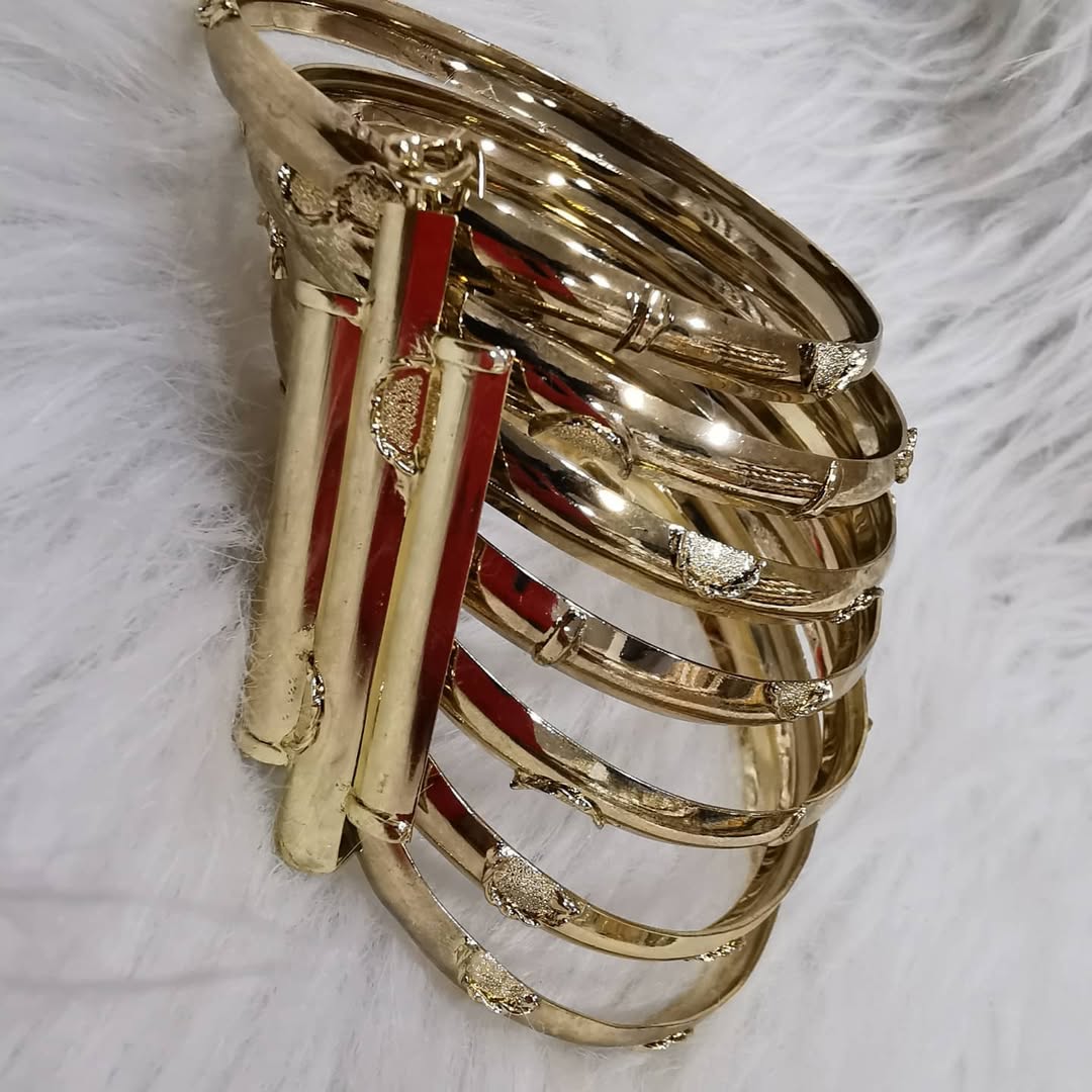 Moroccan Stacked Gold Bangles – Set of 7 with Triple-Strip Clip Accent