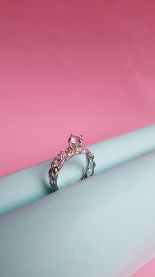 Elegant Chain-Link Crystal Ring
