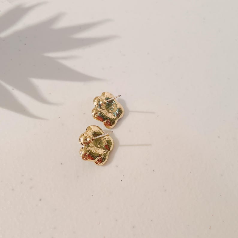 Camellia Imitation Black Enamel Pearl Earrings