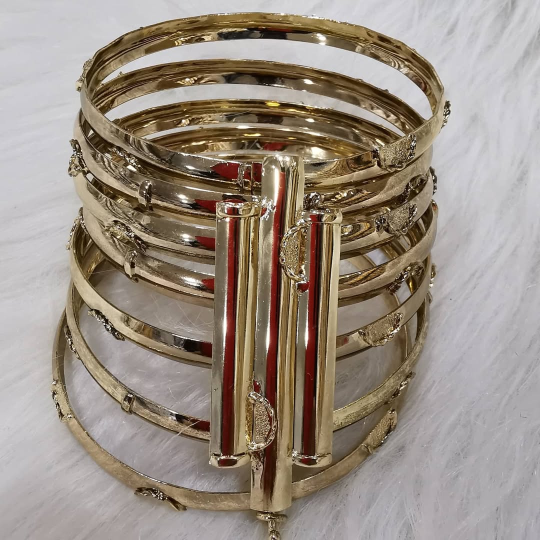 Moroccan Stacked Gold Bangles – Set of 7 with Triple-Strip Clip Accent